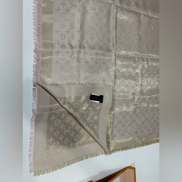 Louis Vuitton Monogram Shine Shawl - Picture 10 of 10